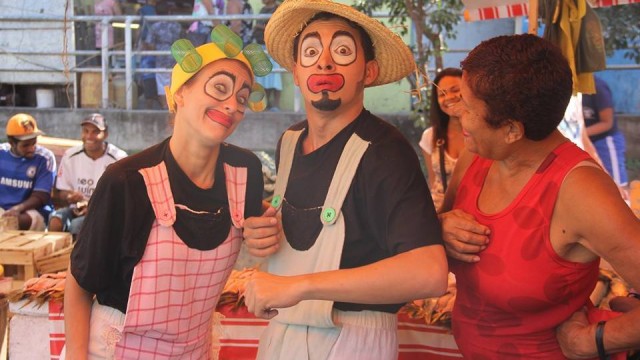 Companhia Brasileira de interpretação com uma moradora do Alemão - Foto: Betinho Casas Novas