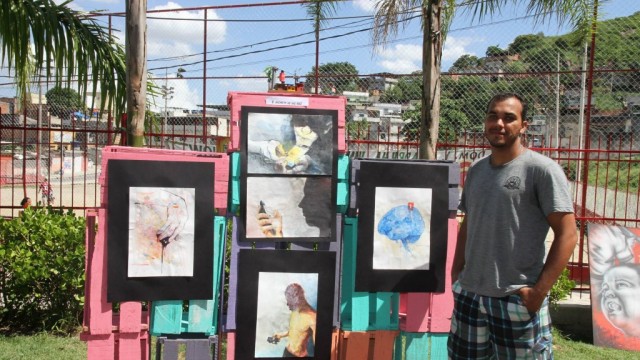 Tiago Albino com suas obras - Foto: Alexandre Correa