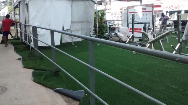 O piso foi trocado com uma nova grama sintética - Foto: Betinho Casas Novas