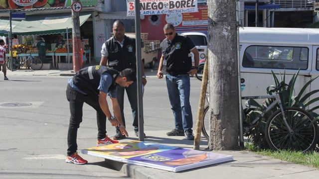Agentes do TRE retirando uma placa na entrada da Grota - Foto: Betinho Casas Novas